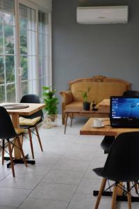 ein Wohnzimmer mit einem Tisch und einem Laptop darauf in der Unterkunft Lb Boutique Hotel in Kumluca