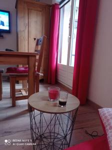 een tafel met een glas erop in een kamer bij Appartement à Puy Saint Vincent 1700 in Puy-Saint-Vincent