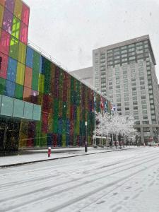 un bâtiment avec une façade colorée dans la neige dans l'établissement InterContinental Montreal, an IHG Hotel, à Montréal