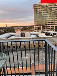 balcone con vista su un edificio. di Downtown Getaway a Raleigh