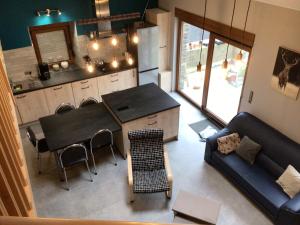 Offagne的住宿－Chez Odile，厨房以及带桌子和沙发的客厅。