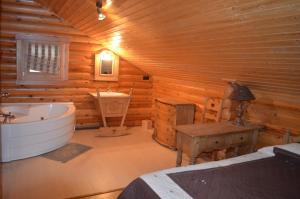 La salle de bains est pourvue d'une baignoire et d'un lavabo dans une cabine. dans l'établissement LE MARLOTTE, à Sapois