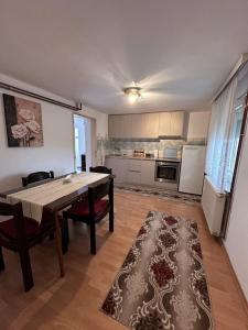 - une cuisine et une salle à manger avec une table et des chaises dans l'établissement Apartman DIJANA BANJA LUKA, à Banja Luka