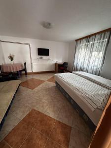 - une chambre avec un grand lit et une télévision dans l'établissement Apartman DIJANA BANJA LUKA, à Banja Luka