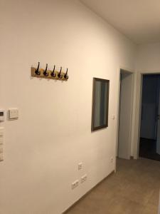 una habitación con una pared con pájaros. en Schöne Wohnung in Schwaigern en Schwaigern