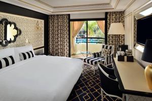 Postel nebo postele na pokoji v ubytování Fes Marriott Hotel Jnan Palace