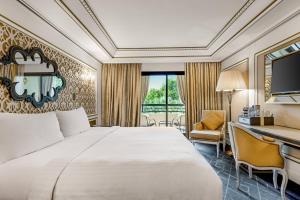Postel nebo postele na pokoji v ubytování Fes Marriott Hotel Jnan Palace
