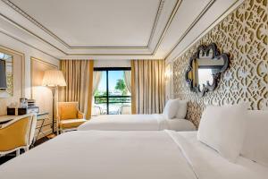 Postel nebo postele na pokoji v ubytování Fes Marriott Hotel Jnan Palace