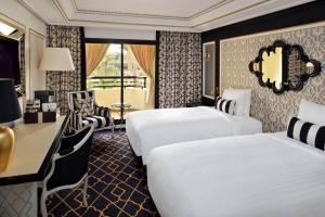 Postel nebo postele na pokoji v ubytování Fes Marriott Hotel Jnan Palace