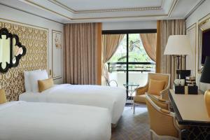 Postel nebo postele na pokoji v ubytování Fes Marriott Hotel Jnan Palace