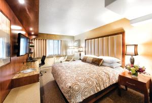 Habitación de hotel con cama grande y escritorio. en Westmark Fairbanks Hotel and Conference Center, en Fairbanks