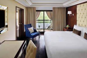 Postel nebo postele na pokoji v ubytování Fes Marriott Hotel Jnan Palace