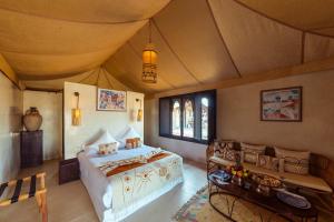 um quarto com uma cama grande num quarto em Le Bédouin agafay em Marrakech