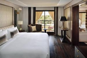 Postel nebo postele na pokoji v ubytování Fes Marriott Hotel Jnan Palace