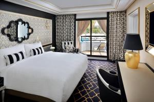 Postel nebo postele na pokoji v ubytování Fes Marriott Hotel Jnan Palace