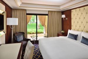 Postel nebo postele na pokoji v ubytování Fes Marriott Hotel Jnan Palace