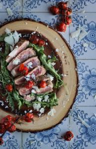 une assiette de nourriture avec de la viande et des légumes sur une table dans l'établissement Hotel & Restaurant Casolare Le Terre Rosse, à San Gimignano 106 autres photos