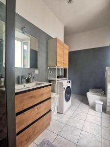 La salle de bains est pourvue d'un lave-linge et d'un lave-linge. dans l'établissement Room in shared apartment, near Lecco, à Calolziocorte