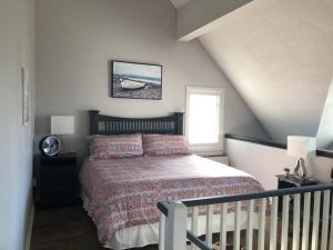 a bedroom with a bed and a window at Blue Mountain Escape, WIFI, Base of North lift in Blue Mountains