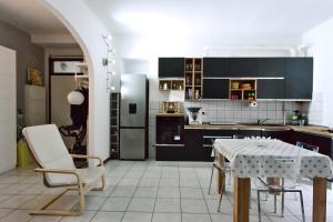 Il comprend une cuisine équipée d'une table et d'un réfrigérateur. dans l'établissement Room in shared apartment, near Lecco, à Calolziocorte
