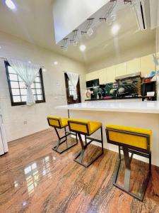 Cucina o angolo cottura di 宜蘭包棟民宿 安娜貝絲 獨棟l KTV唱到飽l電動麻將l全套廚房l看電影l遊戲機l 烤肉BBQ l國旅卡特約