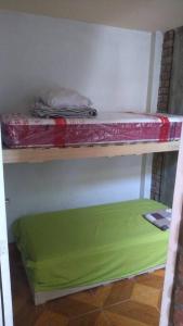 Katil dua tingkat atau katil-katil dua tingkat dalam bilik di Casa amoblada con cochera