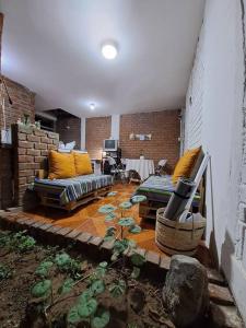 - un salon avec deux canapés dans l'établissement Casa amoblada con cochera, à Ica