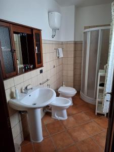 a bathroom with a sink and a toilet at Casale San Felice B&B in Cusano Mutri