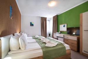 Un pat sau paturi într-o cameră la Grami Hotel