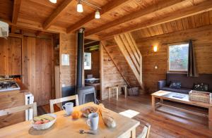 cocina y sala de estar de una cabaña de madera en Huttopia Font Romeu, en Font-Romeu