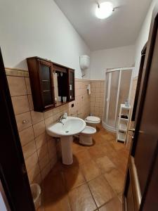 een badkamer met een wastafel en een toilet bij Casale San Felice B&B in Cusano Mutri