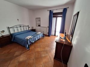 1 dormitorio con cama, tocador y espejo en Casale San Felice B&B, en Cusano Mutri