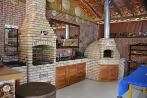 - une grande cuisine en briques avec un four dans l'établissement Rancho Potala, 