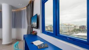 TV a/nebo společenská místnost v ubytování Lucia Beach Hotel
