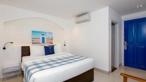 Postel nebo postele na pokoji v ubytování Lucia Beach Hotel
