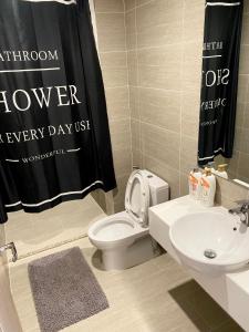 Et badeværelse på Stellar's Haven near High Tech Park with Stunning View and POOL