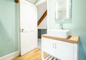 Φωτογραφία από το άλμπουμ του Rhos y Gadair - an incredible farmhouse by the sea σε Aberporth +41 φωτογραφίες