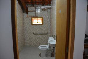 La salle de bains est pourvue de toilettes et d'un lavabo. dans l'établissement Rancho Potala, 