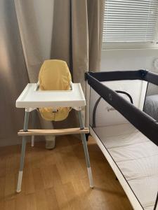 a high chair with a sink next to a bed at Modern - Neu - Gemütlich - Self Checkin - zentral - Straßenbahn 38 zum Ring in Vienna