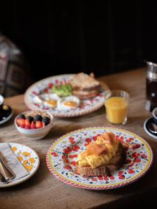 una mesa de madera con platos de desayuno. en The Stump, en Cirencester