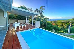 uma piscina no quintal de uma casa em Ti Sunset 2 Martinique Le Carbet em Le Carbet