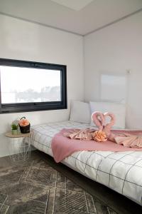 un dormitorio con una cama con flamencos rosas. en Hausboat Erik, en Hrdoňov