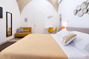 1 dormitorio con 1 cama grande y paredes blancas en Kalinifta - Jacuzzi & Suites SIT, en Lecce