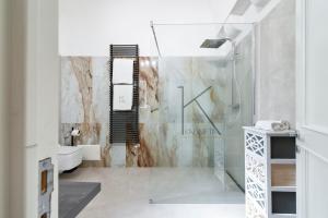 y baño con ducha y lavamanos. en Kalinifta - Jacuzzi & Suites SIT, en Lecce