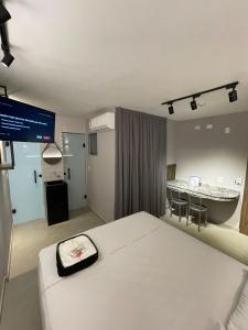 um quarto de hospital com uma cama e uma mesa em Hotel Estrela da Agua Fria em São Paulo