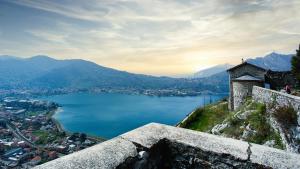 - une vue sur le lac depuis le bord d'une montagne dans l'établissement Room in shared apartment, near Lecco, à Calolziocorte