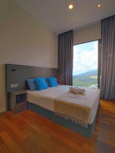 um quarto com uma cama grande e uma janela grande em Geo38 Genting 3Bed2Bath 10 pax High Floor Free WiFi em Genting Highlands