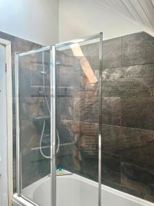 een douche met een glazen deur in de badkamer bij Modern Cotswold Home w Hot Tub in South Cerney