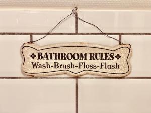 Un cartello che legge le regole del bagno era "sciacquone a spazzola" di Sydkustens at Pillehill a Skivarp