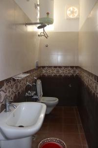 un baño con lavabo e inodoro en Royal Experience Marhaba Villa Nest, en Mahabalipuram 20 fotos más